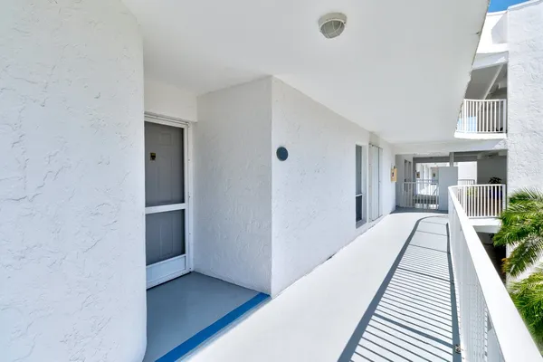 $2,000 | 6122 South River Run Drive, Unit 203B, Sebastian, FL 32958