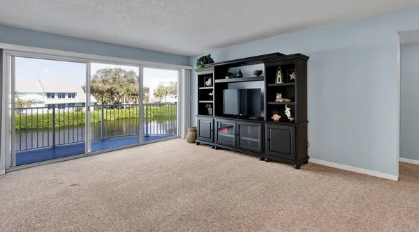 $2,000 | 6122 South River Run Drive, Unit 203B, Sebastian, FL 32958