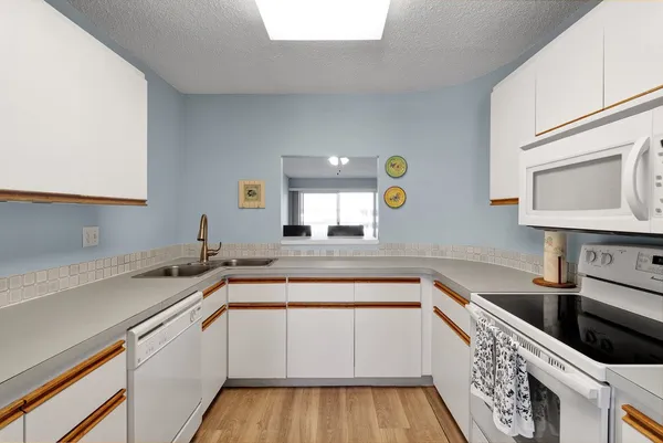 $2,000 | 6122 South River Run Drive, Unit 203B, Sebastian, FL 32958