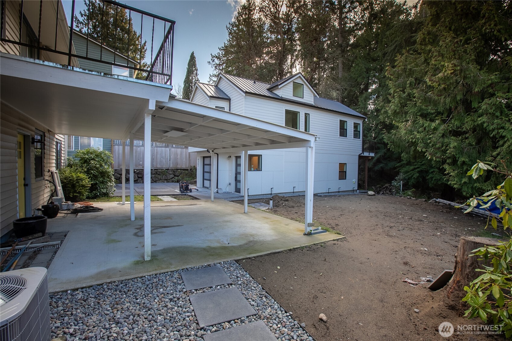 9359 Forest Court Southwest, Unit B Seattle, WA 98136 - Photo 4 of 31