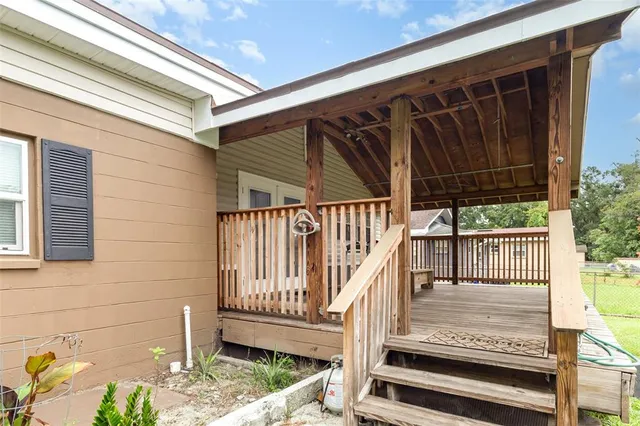 a view of entryway with a front door