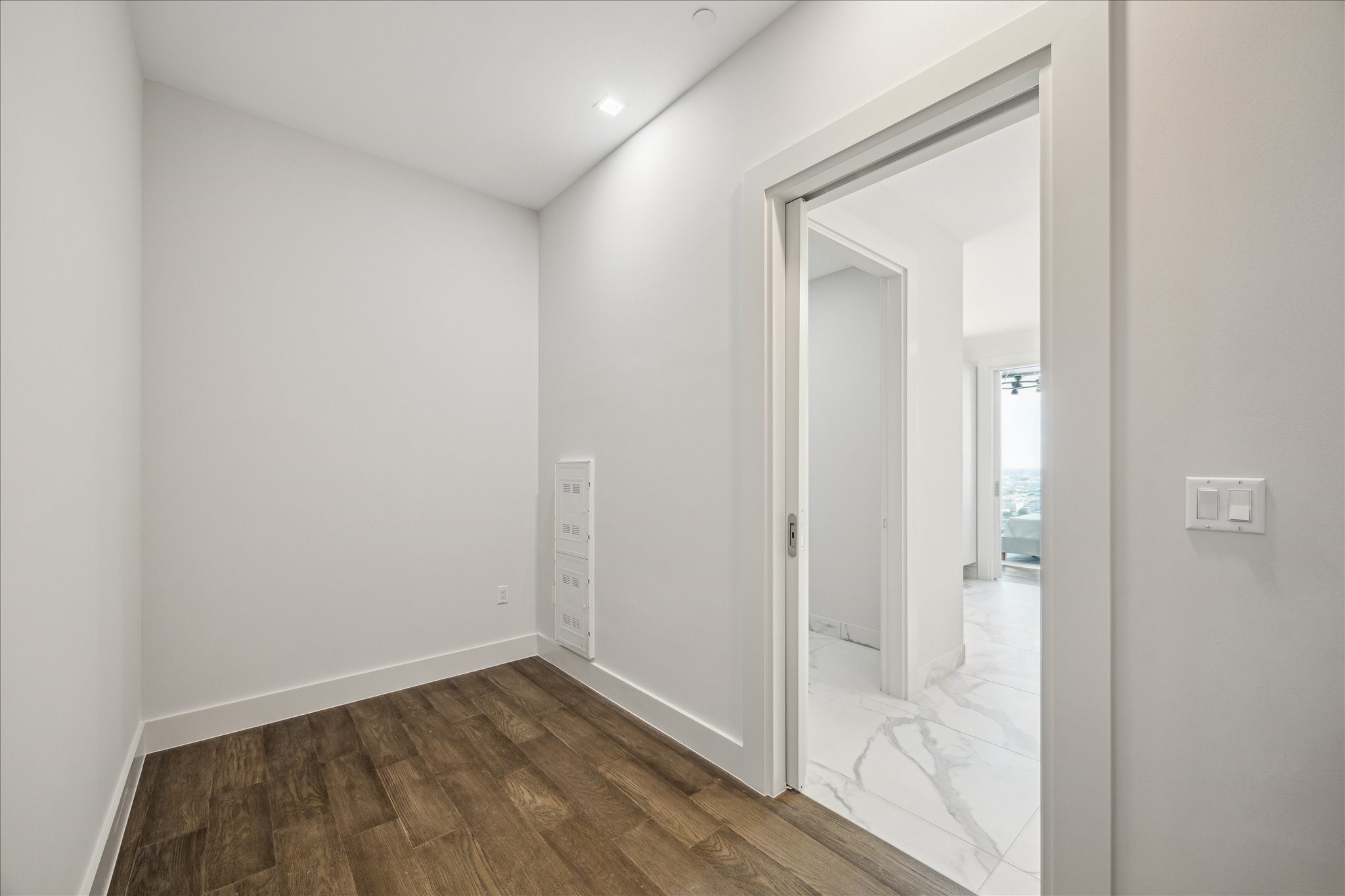 1711 Allen Parkway, Unit 1805 Houston, TX 77019 - Photo 12 of 43 Primary walk in closet.