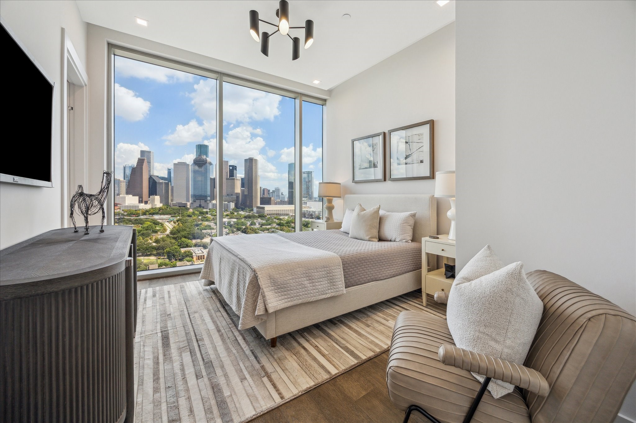 1711 Allen Parkway, Unit 1805 Houston, TX 77019 - Photo 13 of 43 Secondary ensuite bedroom with city views.