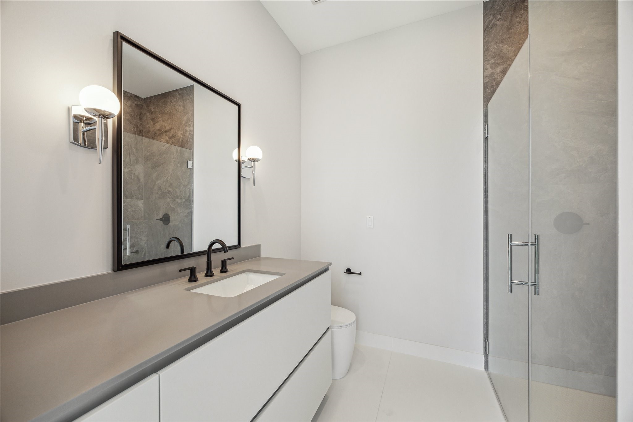 1711 Allen Parkway, Unit 1805 Houston, TX 77019 - Photo 14 of 43 Secondary ensuite bathroom.