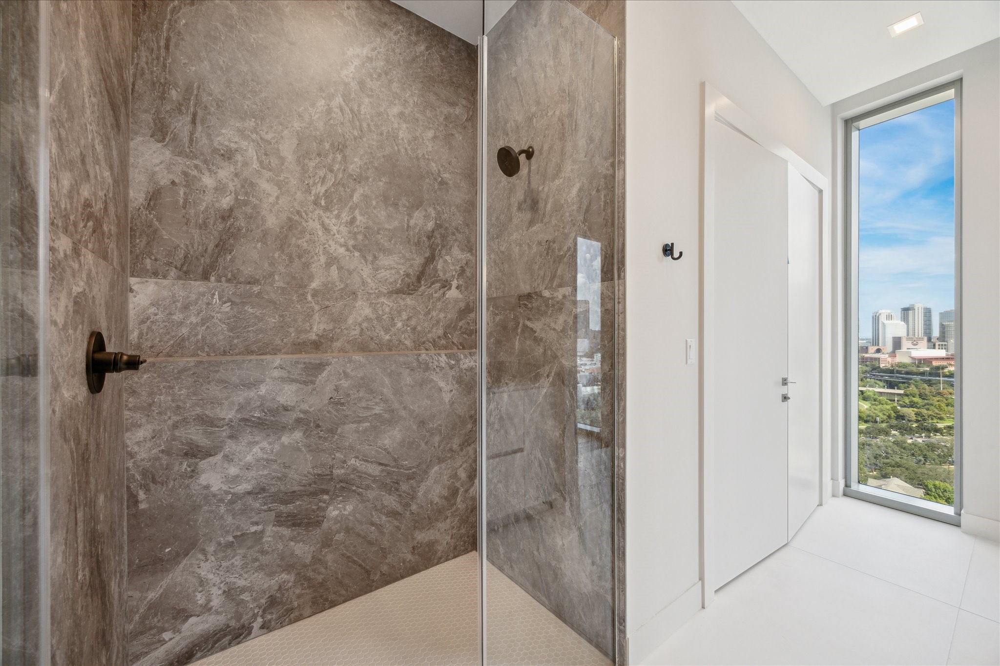 1711 Allen Parkway, Unit 1805 Houston, TX 77019 - Photo 15 of 43 Secondary ensuite bath.