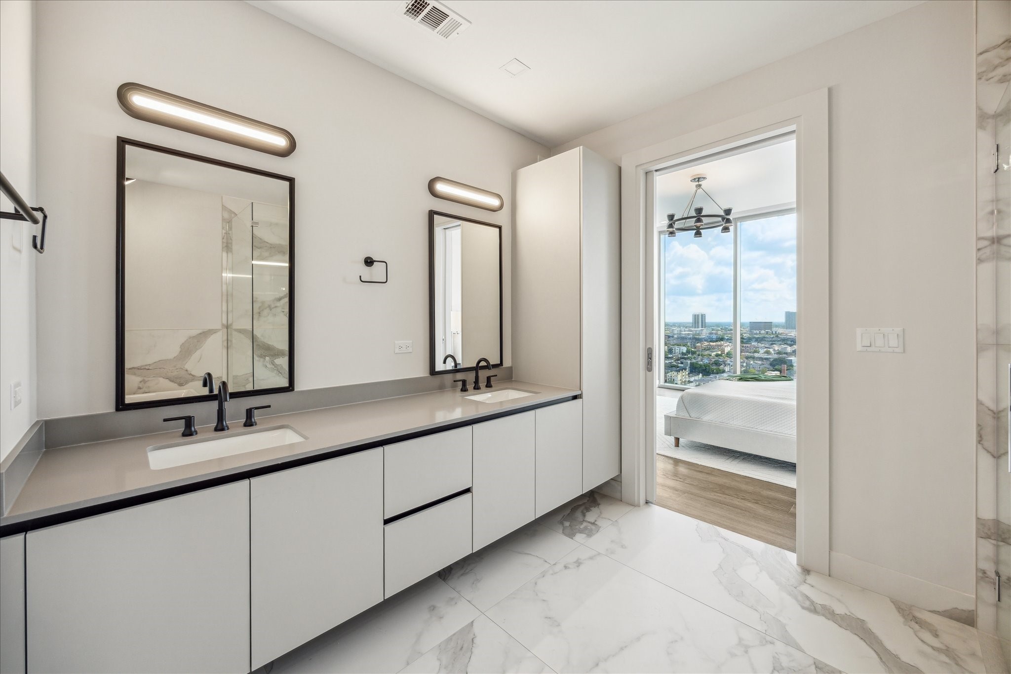 1711 Allen Parkway, Unit 1805 Houston, TX 77019 - Photo 10 of 43 Primary bathroom features double vanity and private water closet.