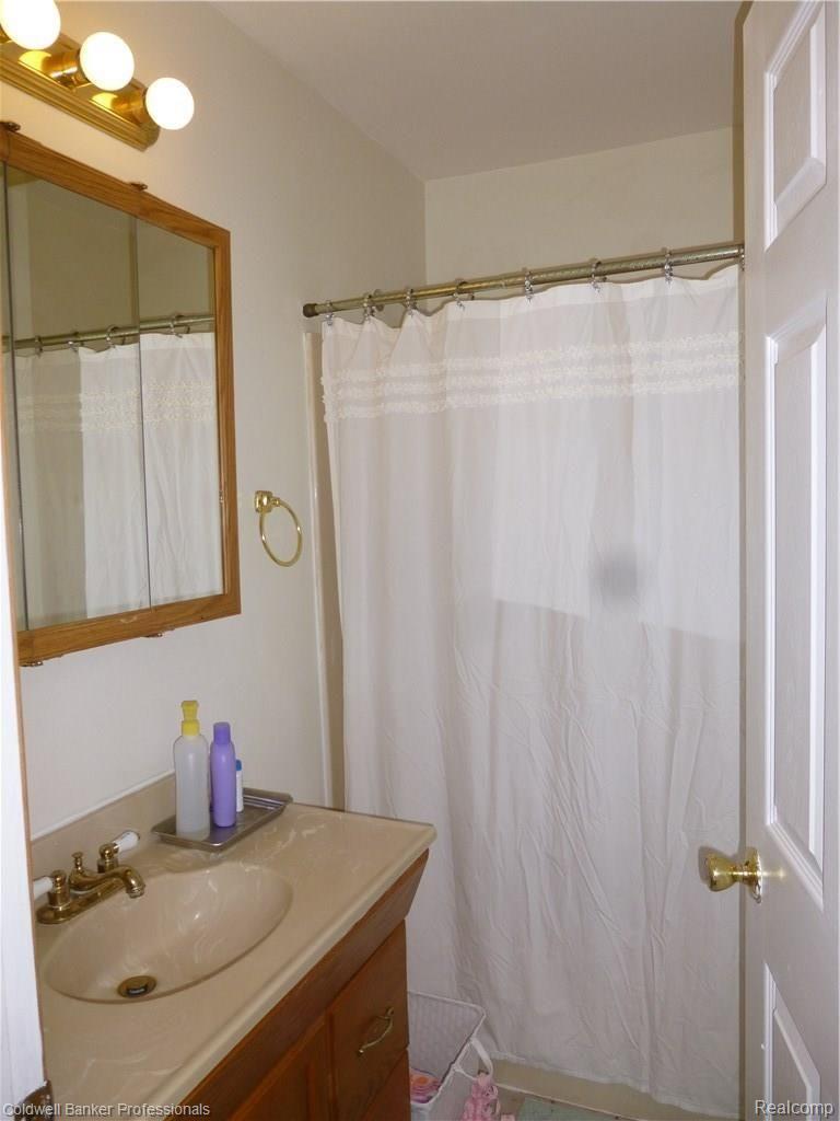 9460 North Eston Road Clarkston, MI 48348 - Photo 27 of 30 SECOND BATHROOM