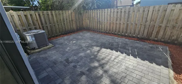 a view of a backyard