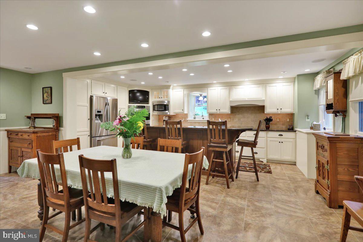 2464 Mountain Road Manheim, PA 17545 - Photo 8 of 77 Spacious eat-in kitchen