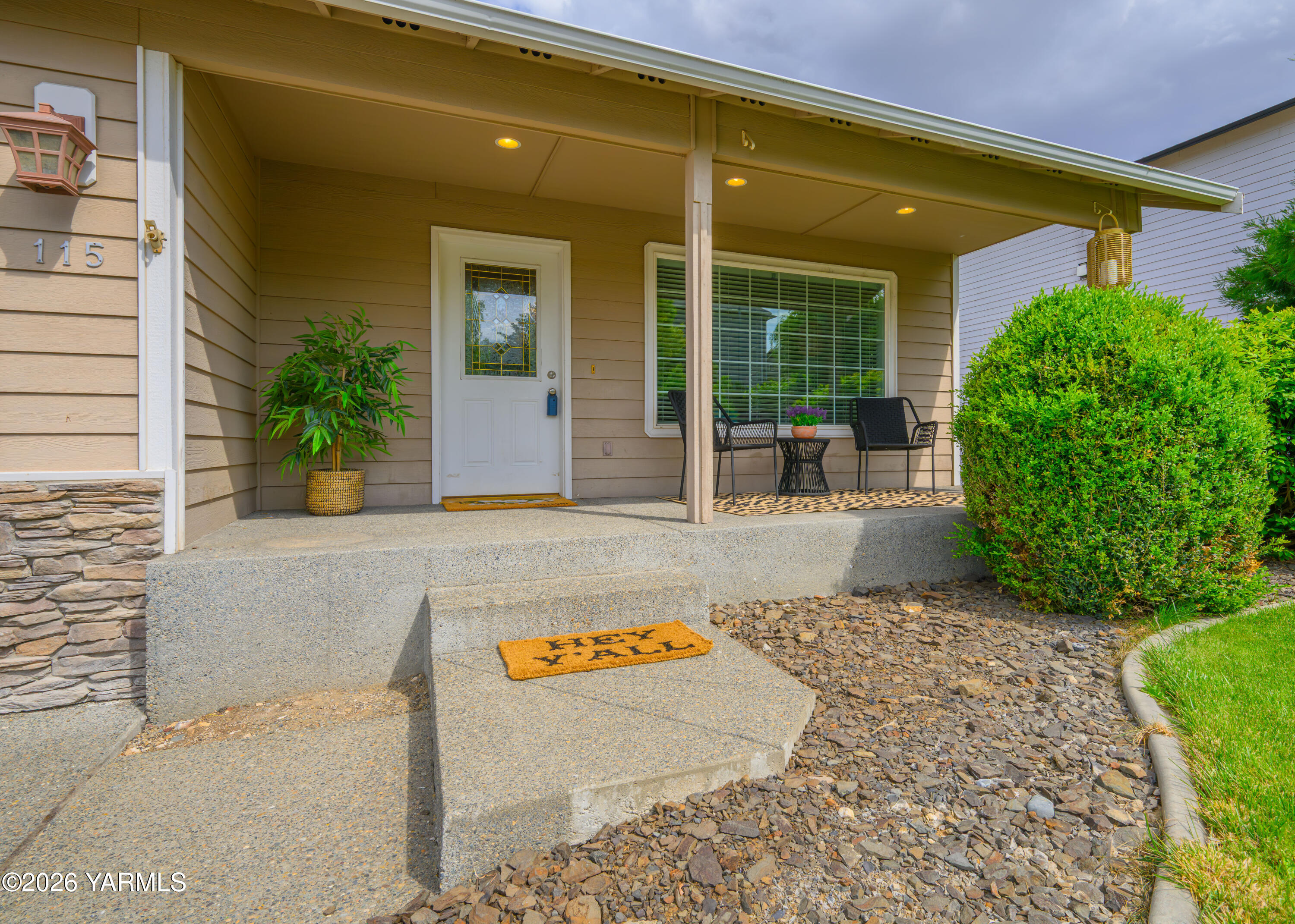 115 Lyle Loop Selah, WA 98942 - Photo 2 of 42 Front Porch