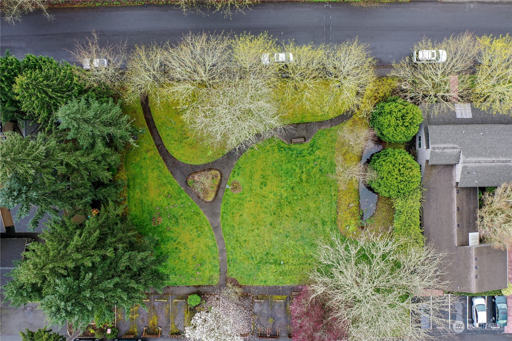 750 3rd Avenue Northwest Issaquah, WA 98027 - Photo 5 of 19 a view of a lake from a yard