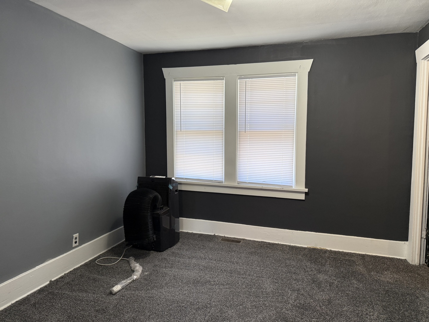 909 West Cushing Street Decatur, IL 62526 - Photo 4 of 6 an empty room with a window