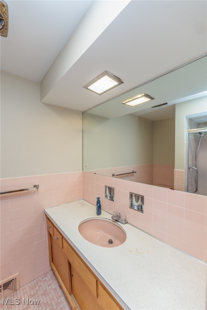 2375 Glendon Road Cleveland, OH 44118 - Photo 38 of 49 Gallery Image 38