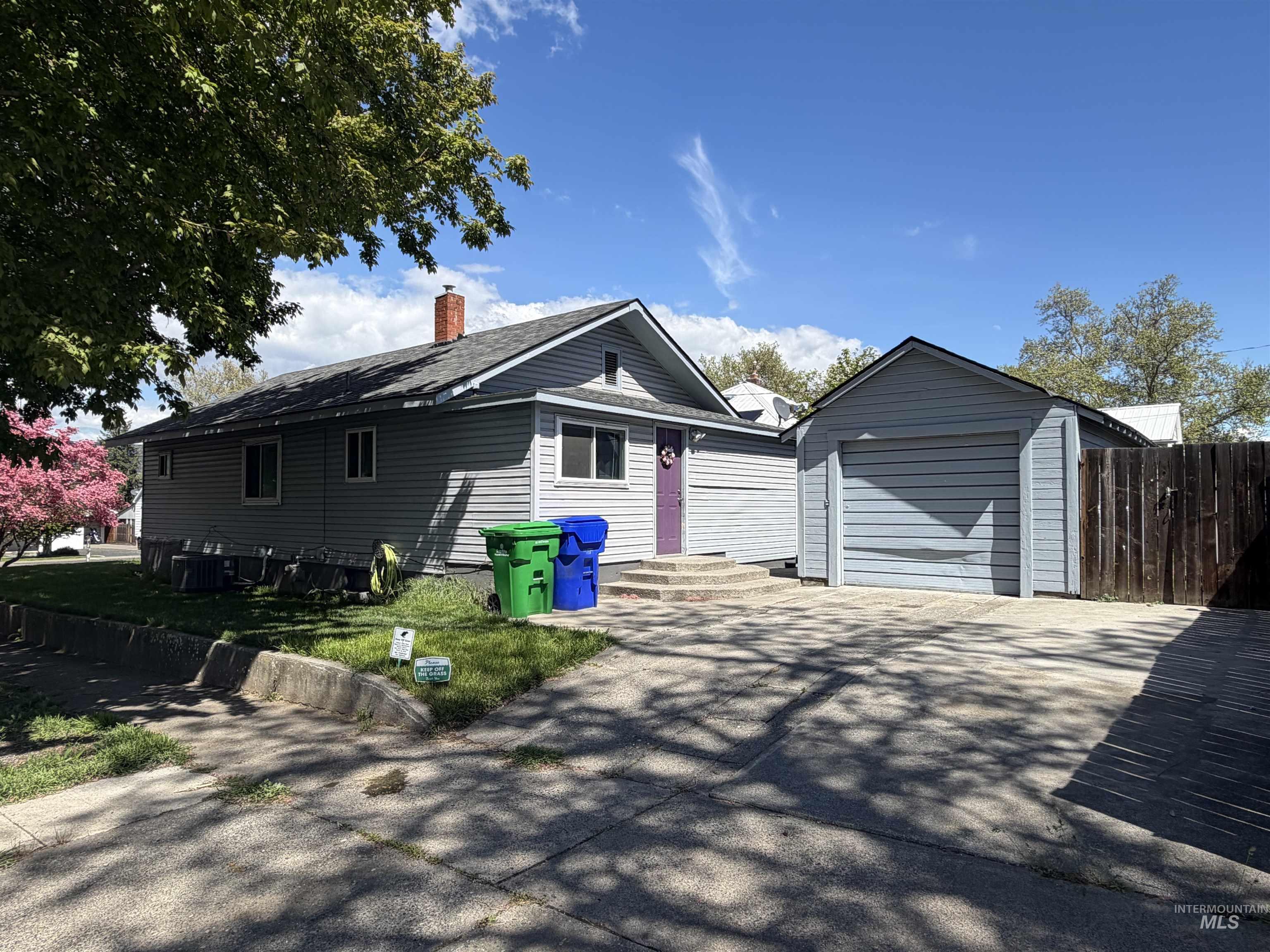 1602 14th Avenue Lewiston, ID 83501 - Photo 11 of 32 Single-story residence featuring light gray siding and a dark shingle roof