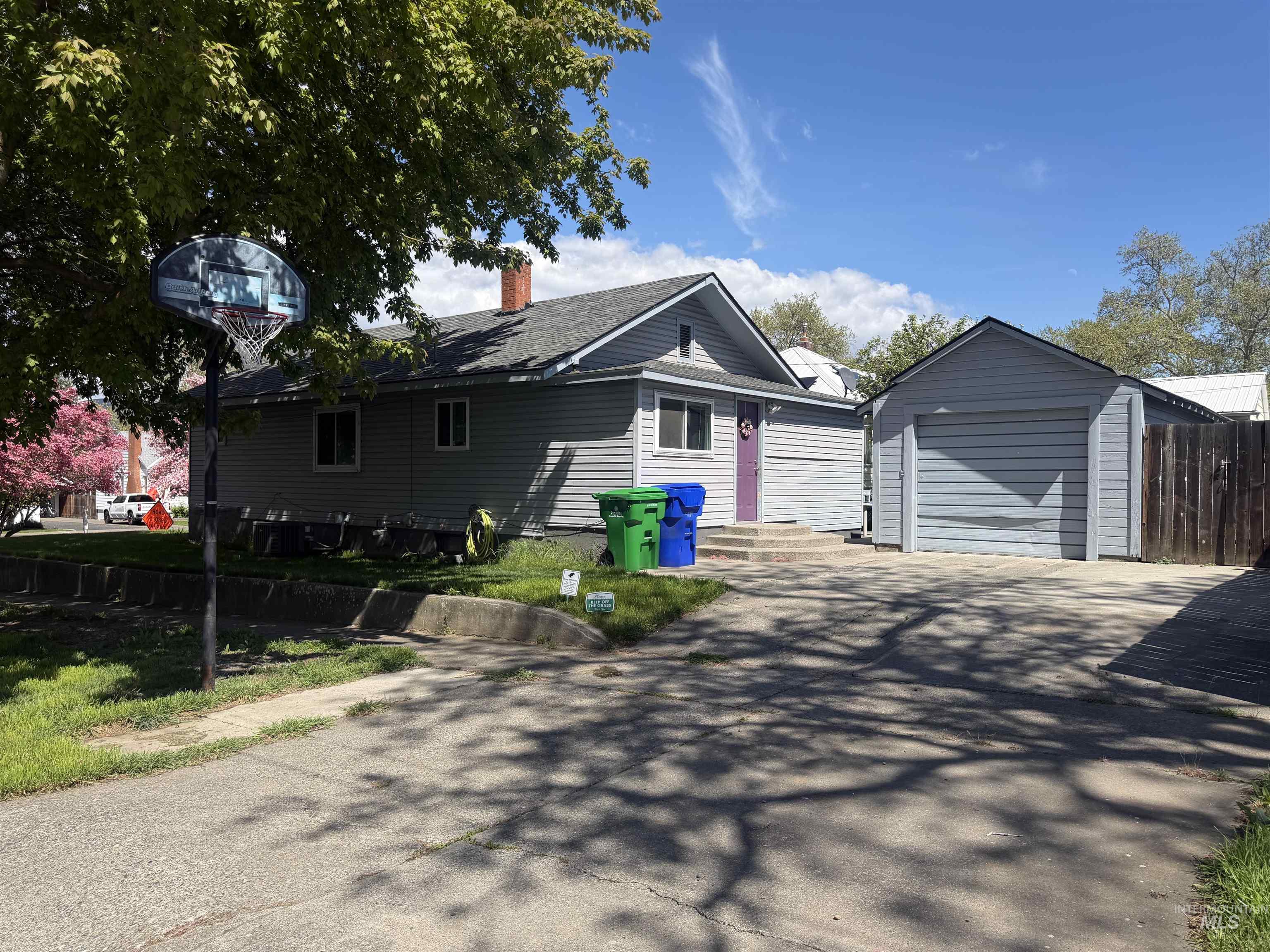 1602 14th Avenue Lewiston, ID 83501 - Photo 10 of 32 Single-story residence with light gray siding and a dark gray shingled roof