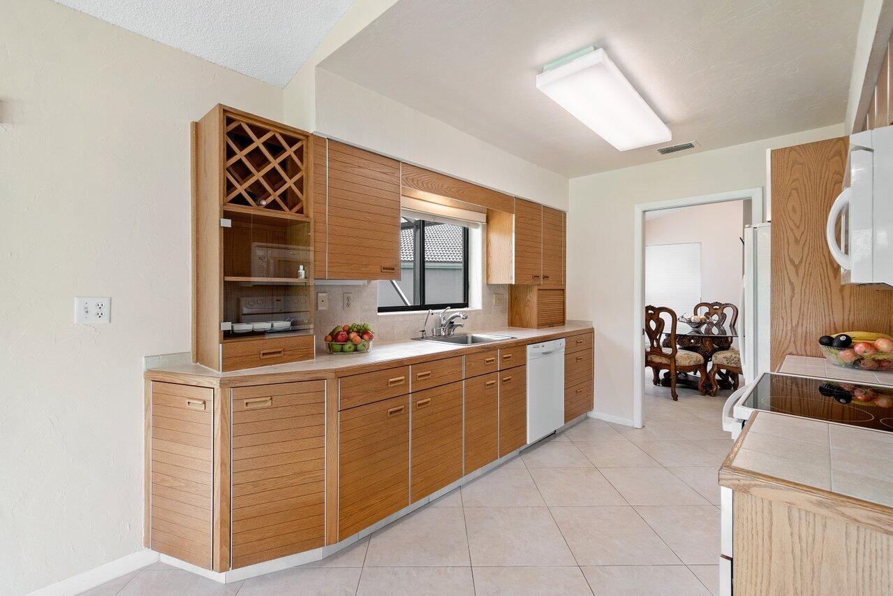 11165 Highland Circle Boca Raton, FL 33428 - Photo 12 of 40 014-11165HighlandCircle-BocaRaton-FL-334