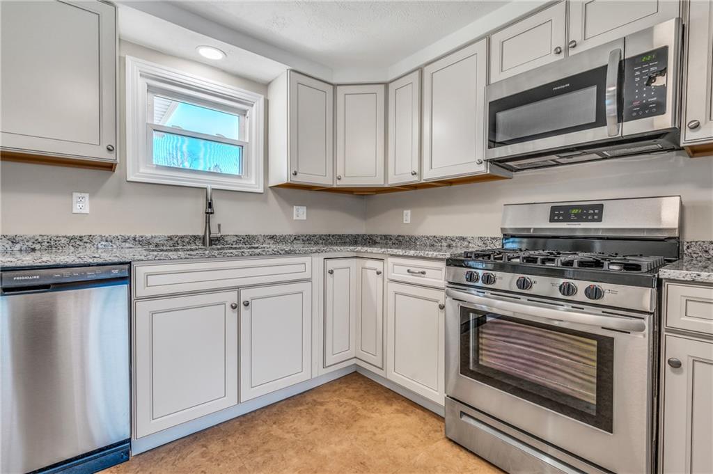 141 Tilford Road Pittsburgh, PA 15235 - Photo 8 of 25 Gallery Image 8