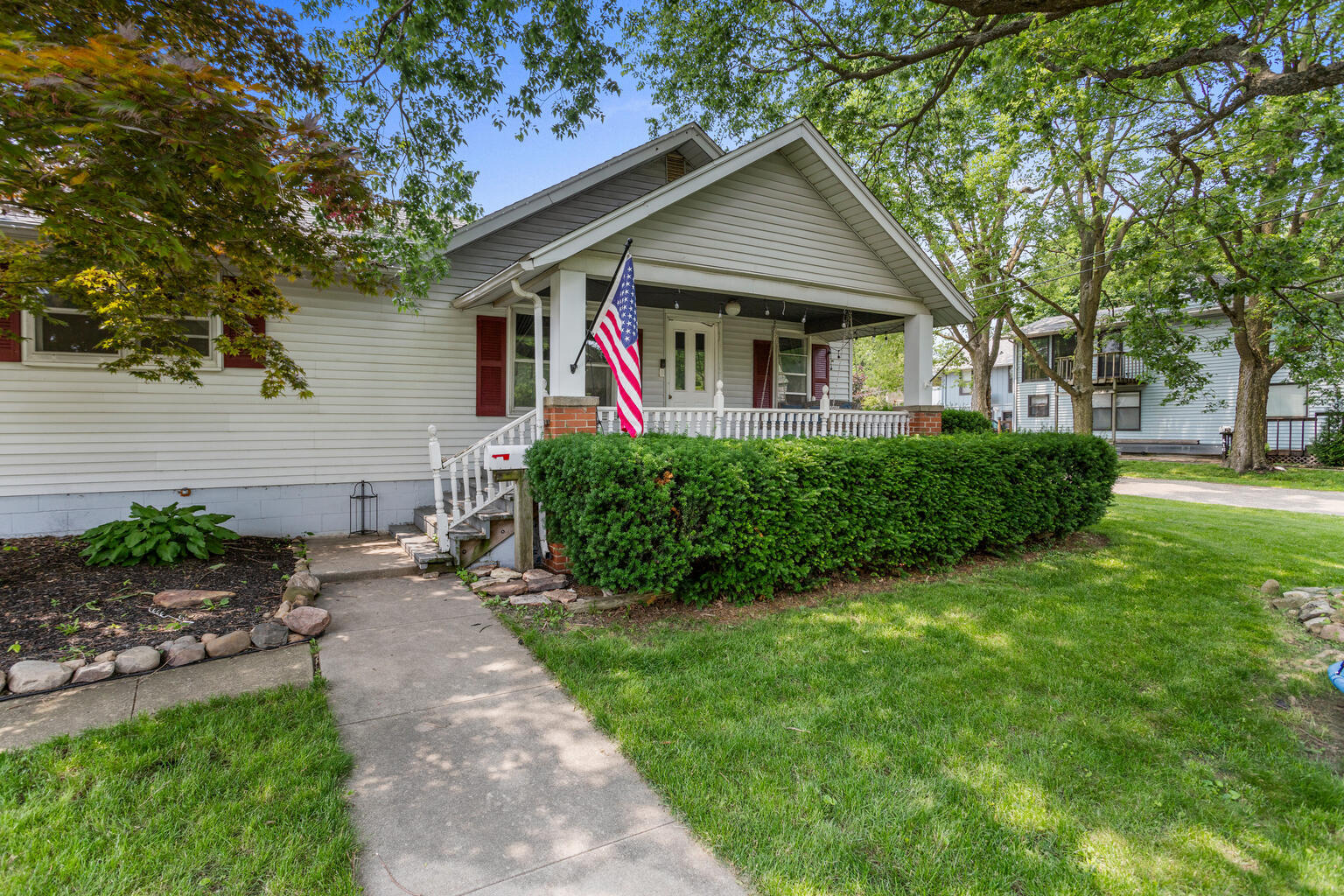 504 South West Union Street Monticello, IL 61856 - Photo 4 of 35 a front view of a house with garden