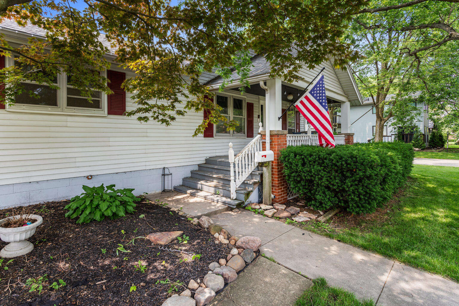 504 South West Union Street Monticello, IL 61856 - Photo 5 of 35 a front view of a house with a yard