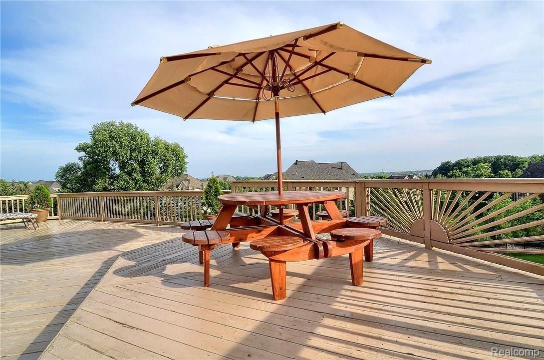 5656 Murfield Drive Rochester, MI 48306 - Photo 16 of 38 Deck.jpg