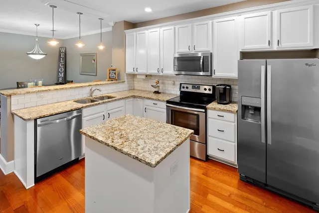 $287,500 | 18122 69th Place North, Maple Grove, MN 55311