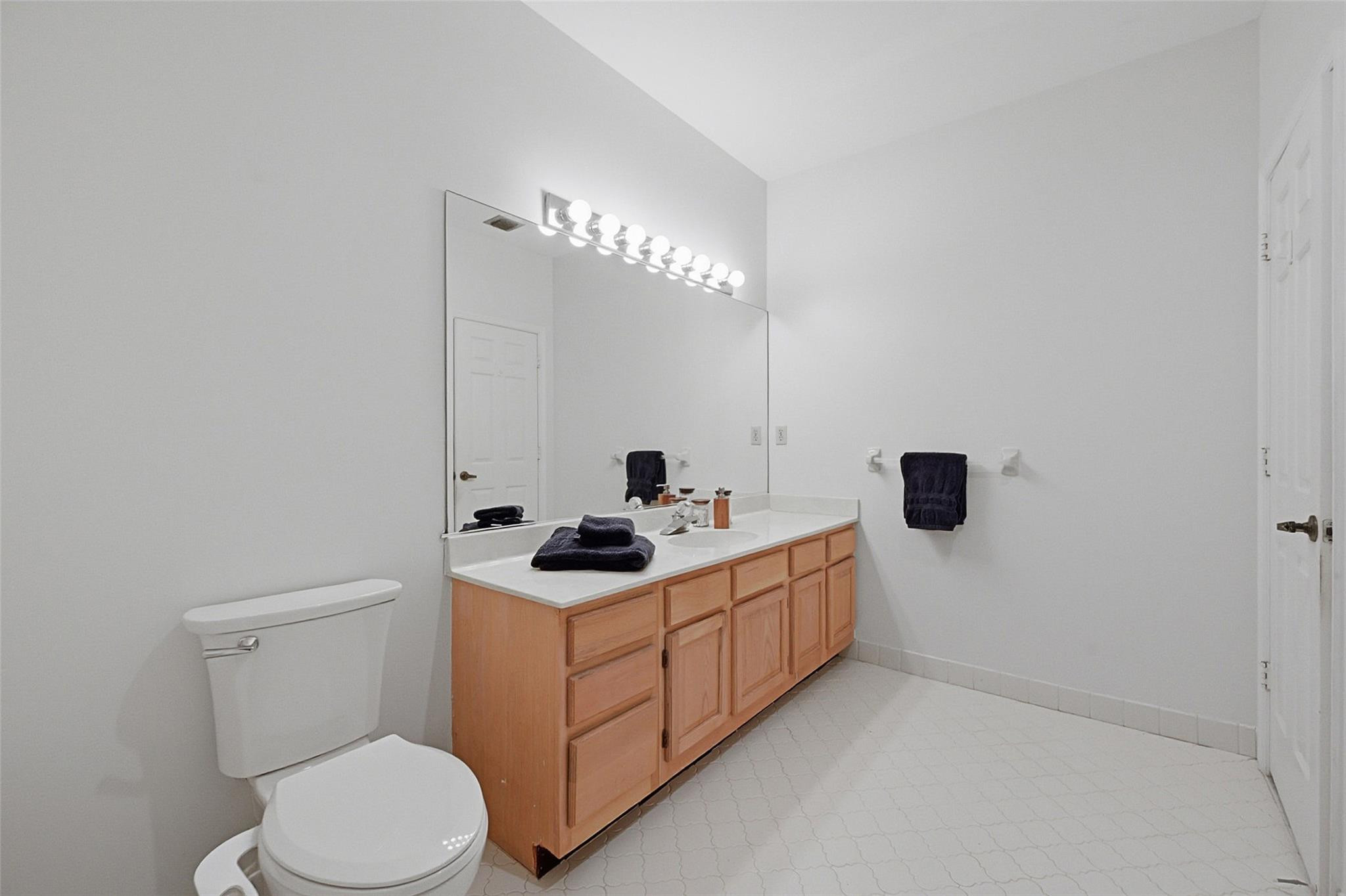 7720 West Upper Ridge Drive Parkland, FL 33067 - Photo 42 of 85 a bathroom with a toilet a sink and mirror