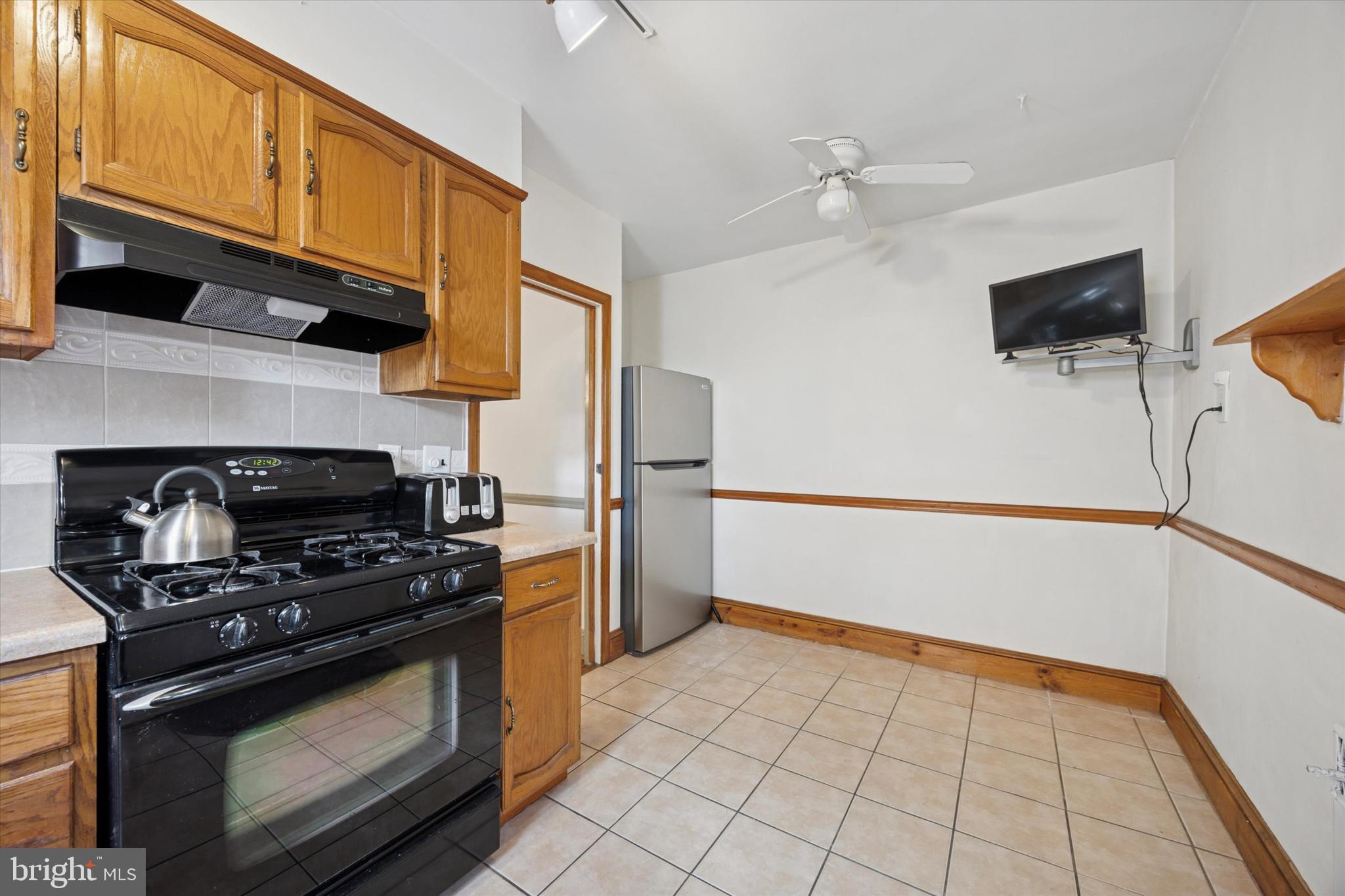 214 North Lynn Boulevard Upper Darby, PA 19082 - Photo 13 of 28 Kitchen