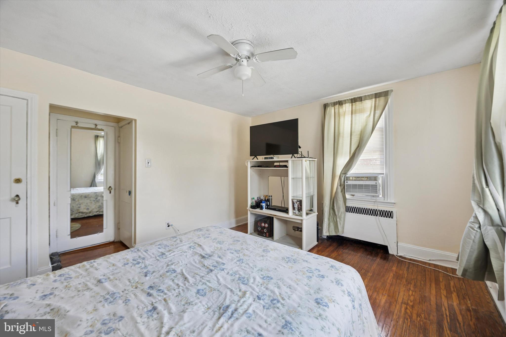 214 North Lynn Boulevard Upper Darby, PA 19082 - Photo 17 of 28 Primary Bedroom