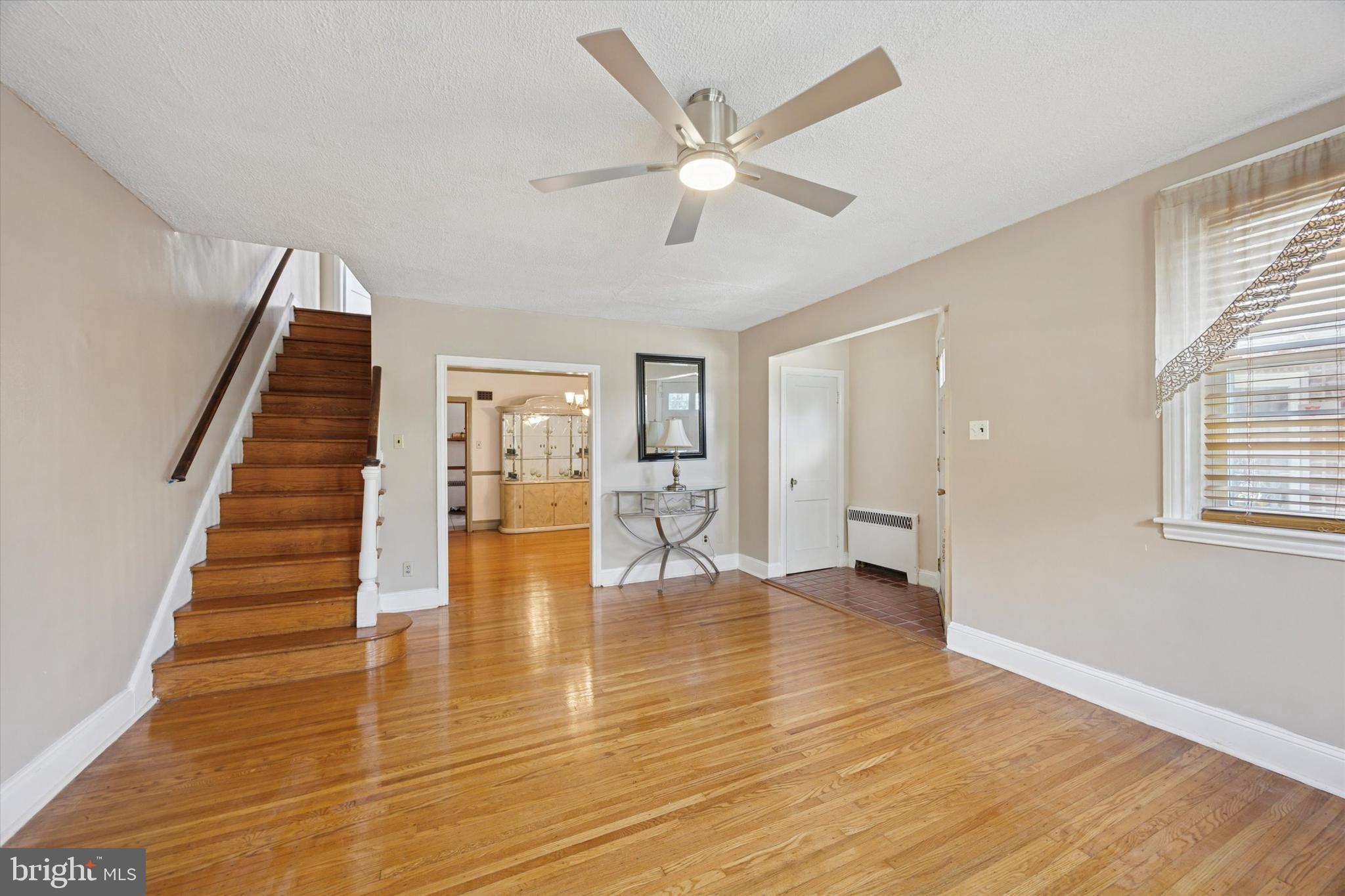 214 North Lynn Boulevard Upper Darby, PA 19082 - Photo 8 of 28 Living Room