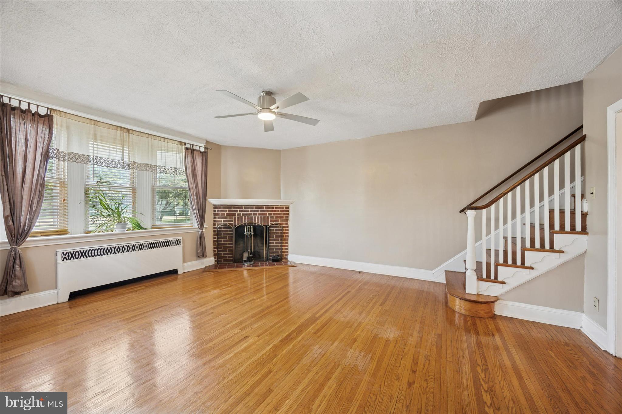 214 North Lynn Boulevard Upper Darby, PA 19082 - Photo 9 of 28 Living Room