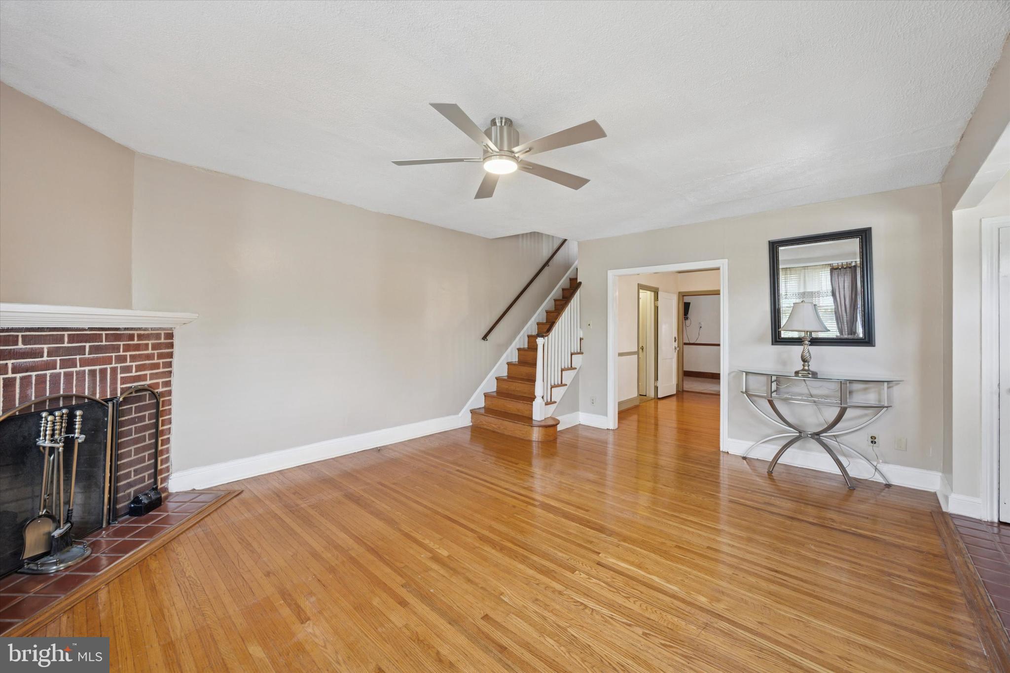214 North Lynn Boulevard Upper Darby, PA 19082 - Photo 10 of 28 Living Room