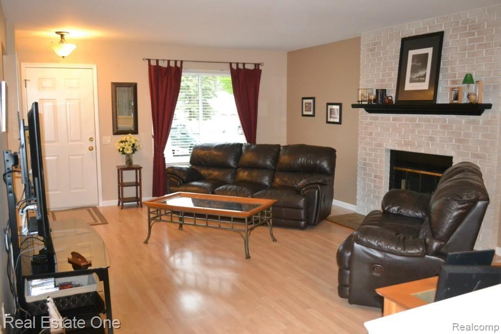 6833 Hatchery Road Waterford, MI 48327 - Photo 7 of 21 DSC_2756.jpg