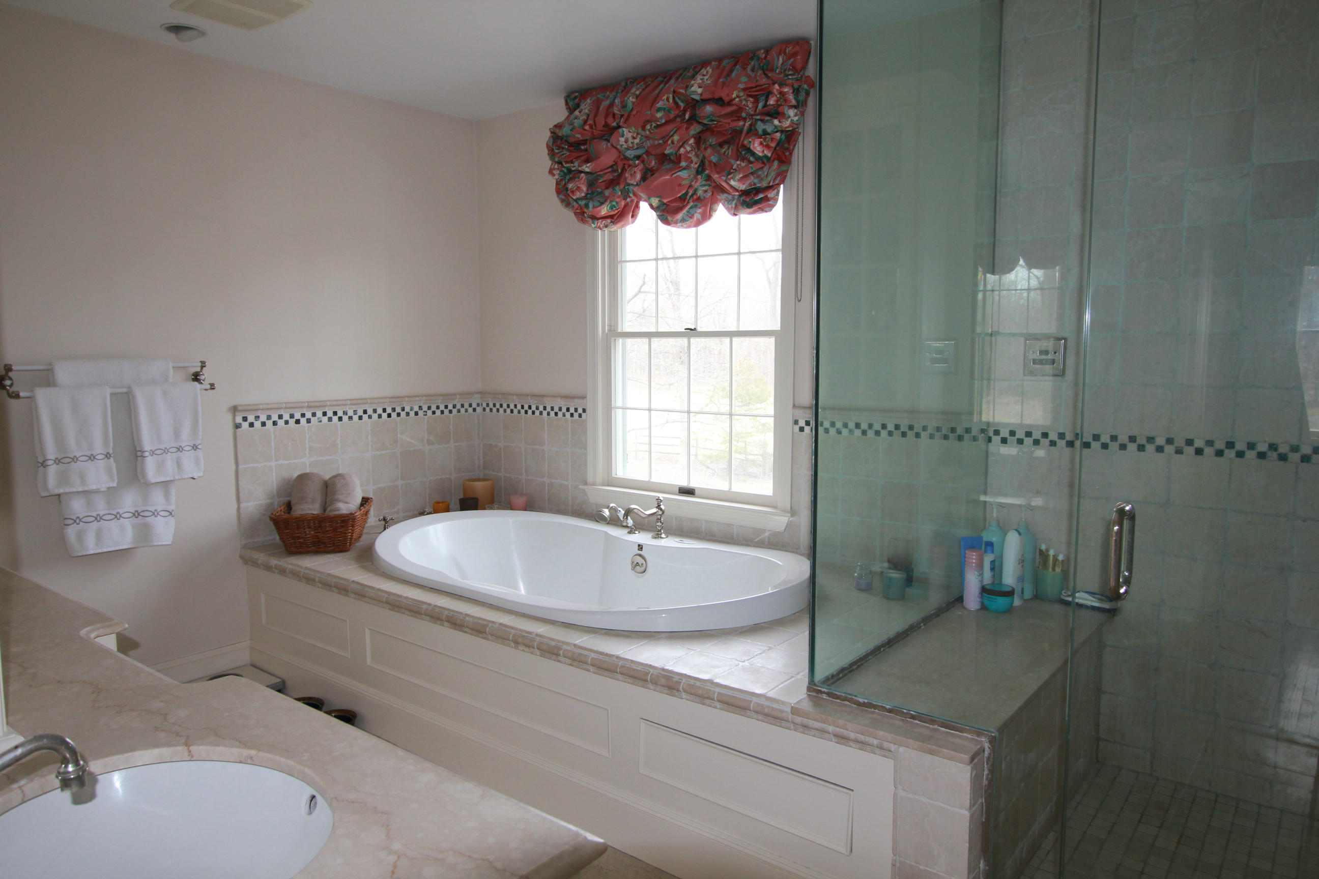 595 Smith Ridge Road New Canaan, CT 06840 - Photo 15 of 25 a bathroom with a sink a toilet and a bathtub