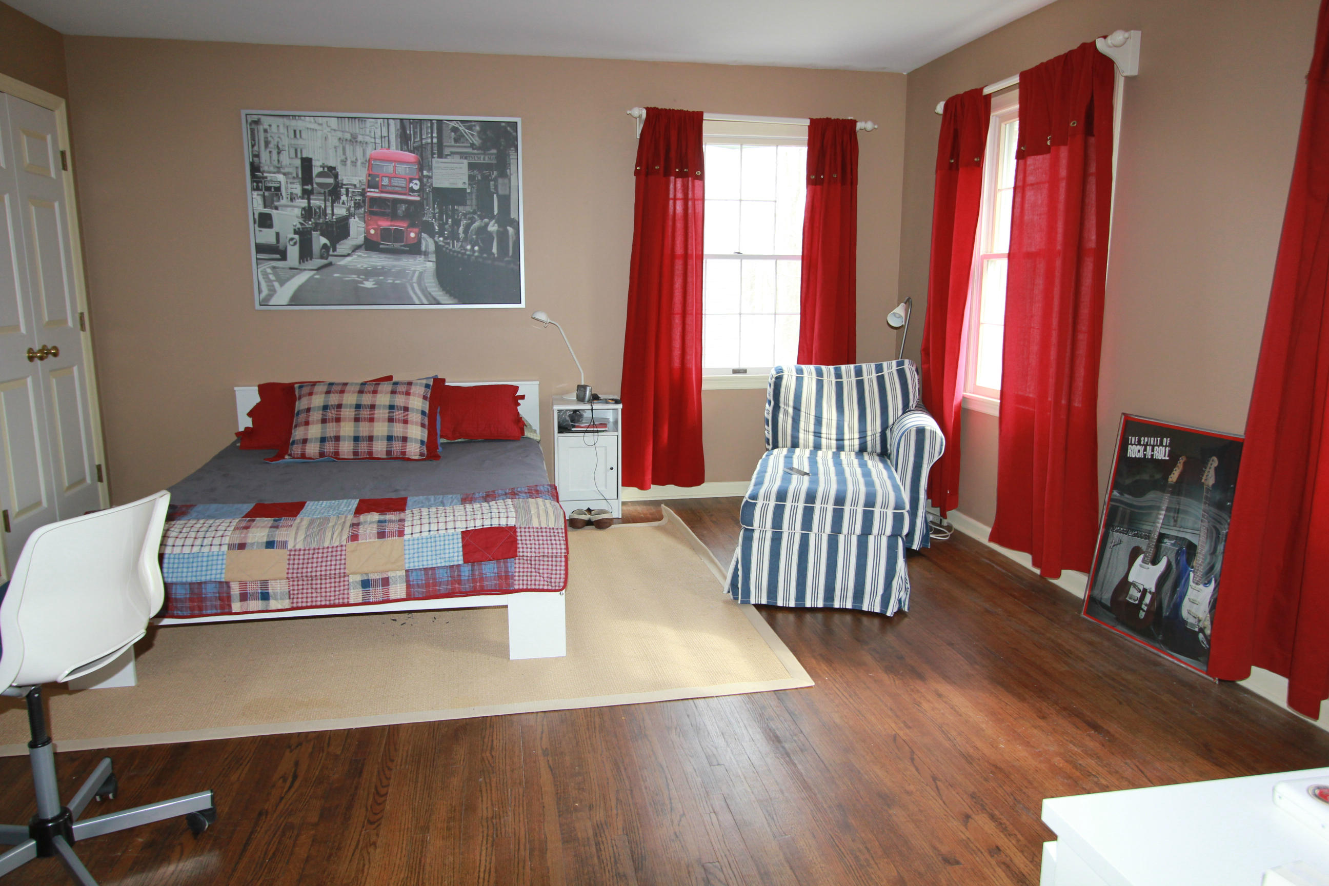 595 Smith Ridge Road New Canaan, CT 06840 - Photo 18 of 25 a bedroom with furniture and a wooden floor
