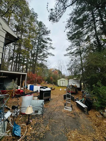 a view of a backyard with basketball court