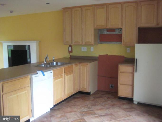 107 North Sycamore Road Sterling, VA 20164 - Photo 6 of 10 Kitchen with ceramic tile