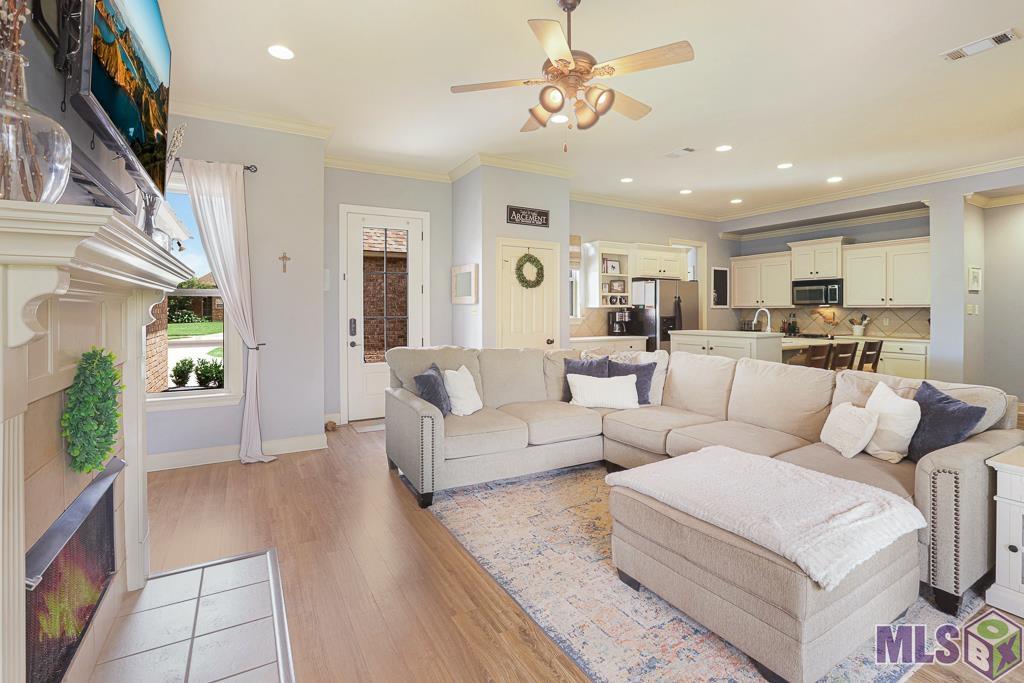 10522 Springtree Avenue Baton Rouge, LA 70810 - Photo 12 of 42 Living room