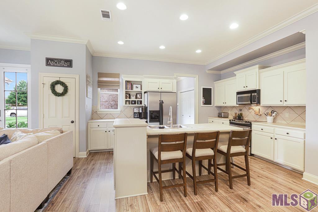 10522 Springtree Avenue Baton Rouge, LA 70810 - Photo 14 of 42 Kitchen Island