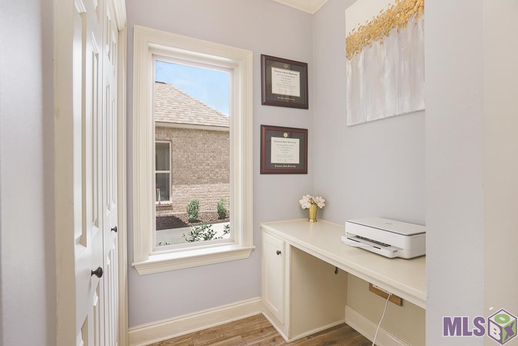10522 Springtree Avenue Baton Rouge, LA 70810 - Photo 17 of 42 Office Area off of kitchen