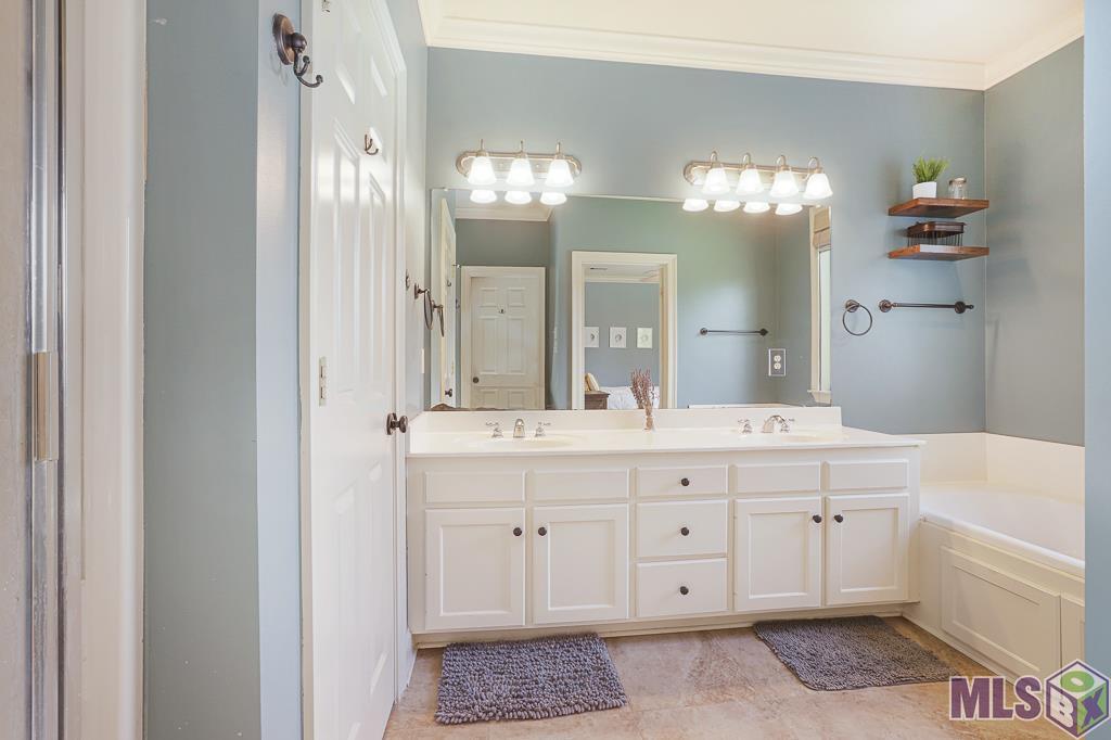 10522 Springtree Avenue Baton Rouge, LA 70810 - Photo 20 of 42 Primary Bathroom