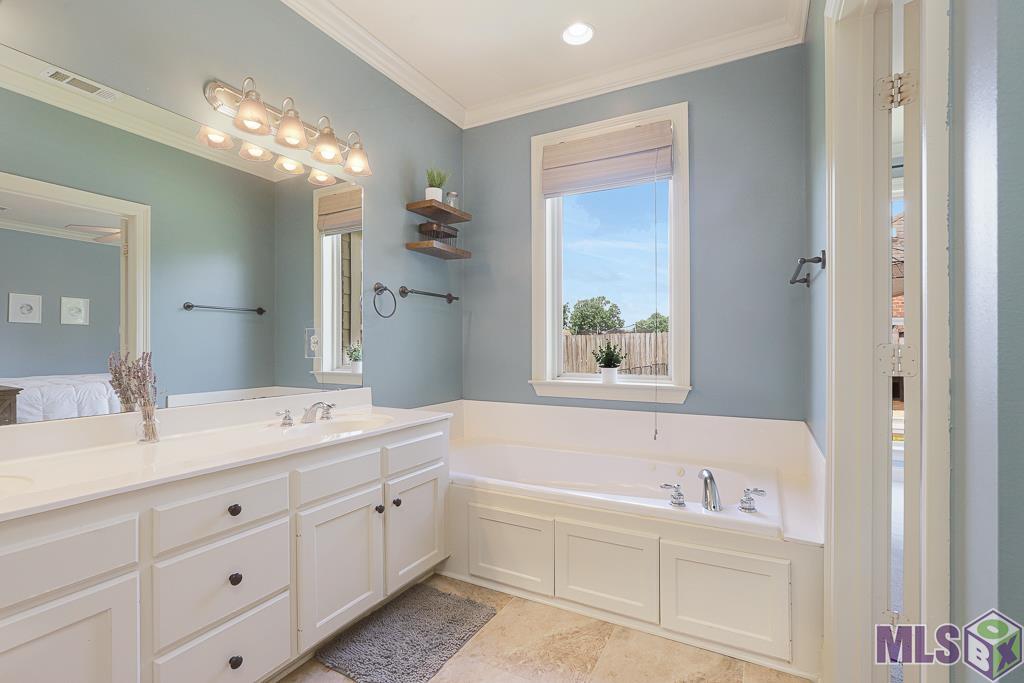10522 Springtree Avenue Baton Rouge, LA 70810 - Photo 21 of 42 Primary Bathroom