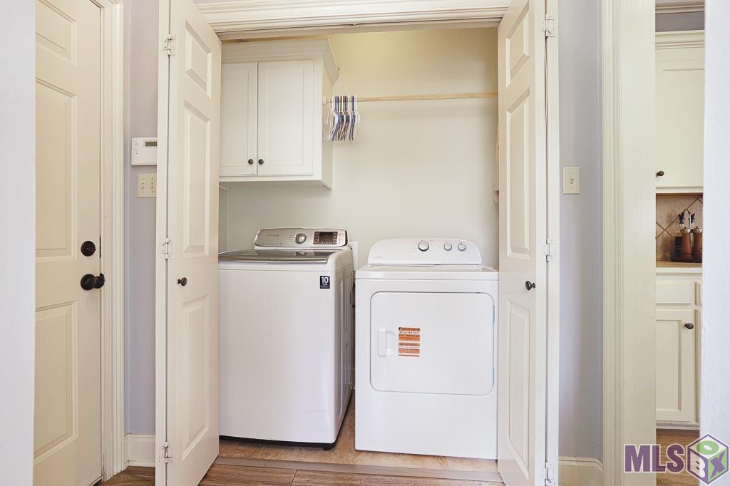 10522 Springtree Avenue Baton Rouge, LA 70810 - Photo 24 of 42 Laundry room off of kitchen