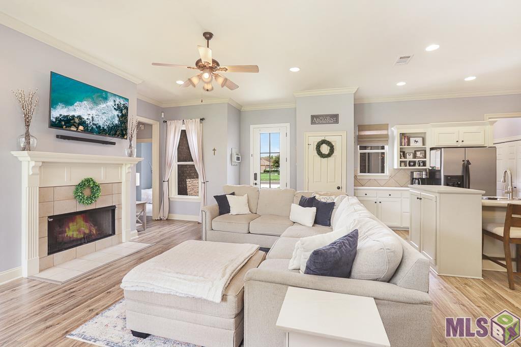 10522 Springtree Avenue Baton Rouge, LA 70810 - Photo 4 of 42 Living room