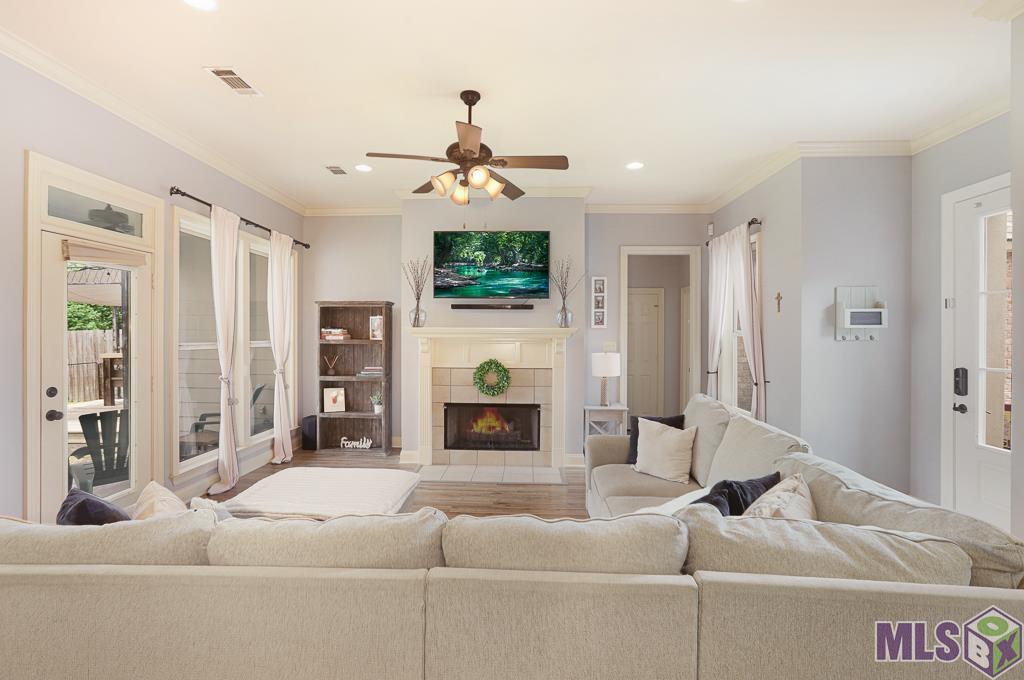 10522 Springtree Avenue Baton Rouge, LA 70810 - Photo 5 of 42 Living room view from kitchen/dining
