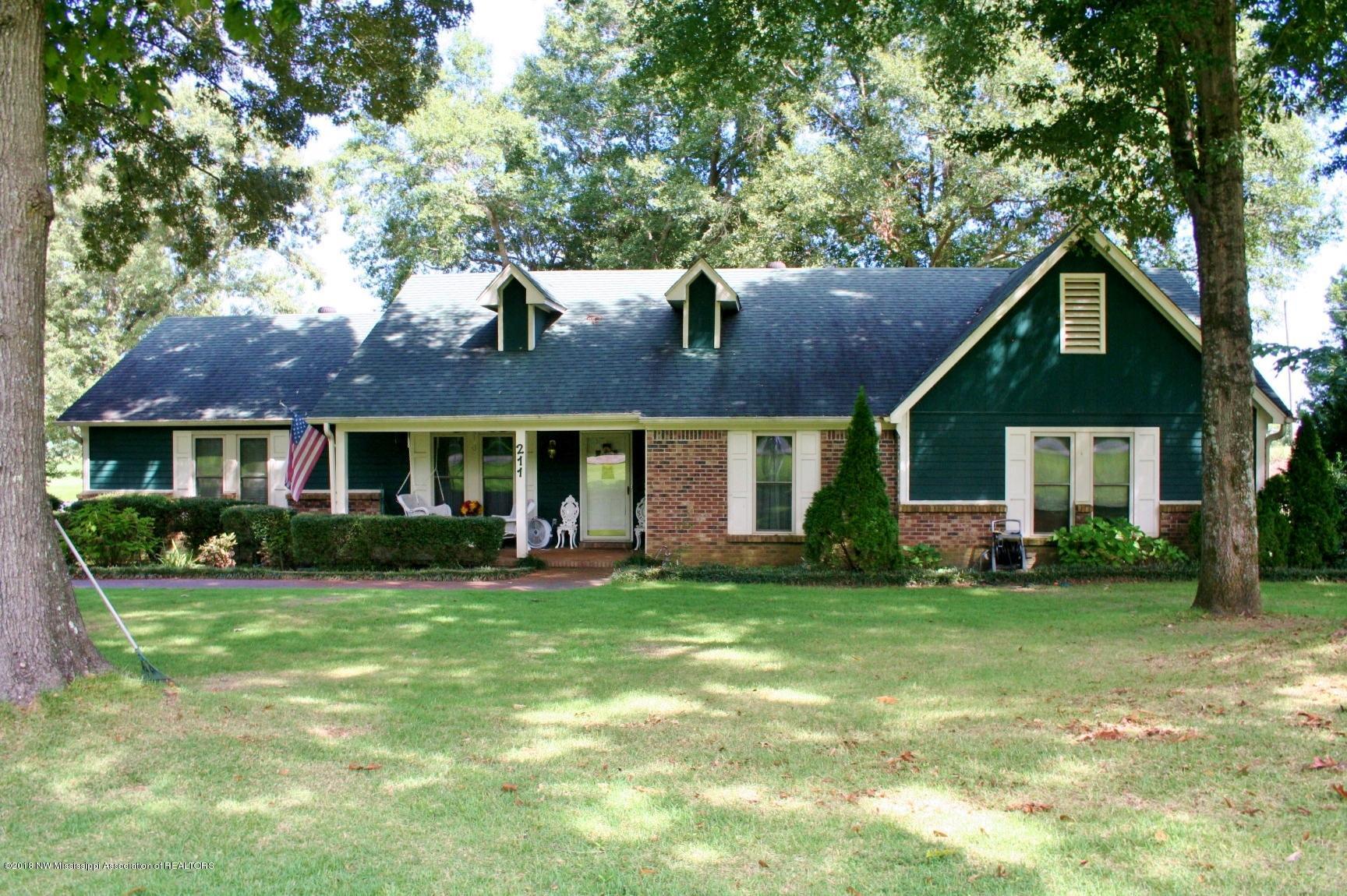 211 Gwen Road Senatobia, MS 38668 - Photo 2 of 34 IMG_7403