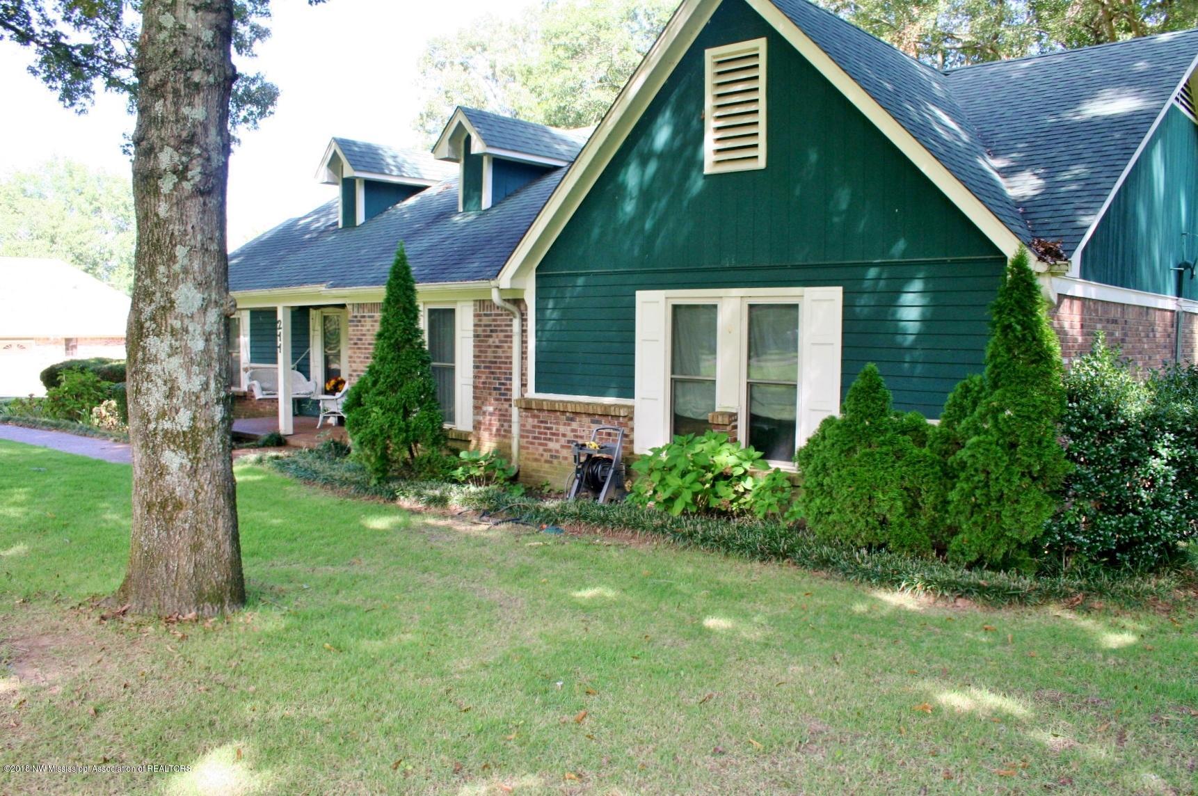 211 Gwen Road Senatobia, MS 38668 - Photo 3 of 34 IMG_7405