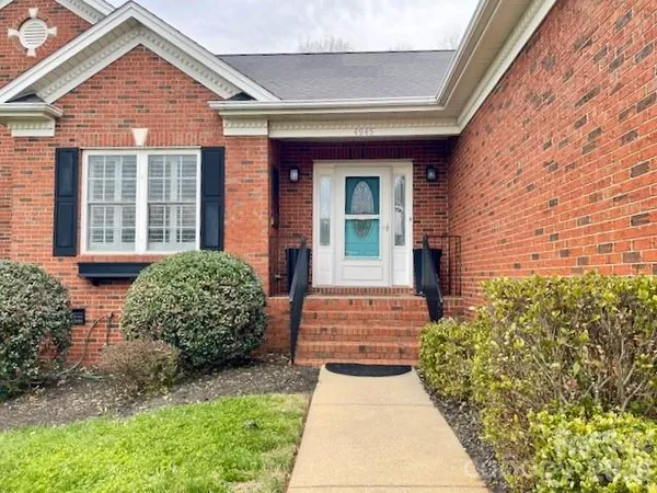 $525,000 | 4945 Brookridge Drive Northeast, Hickory, NC 28601