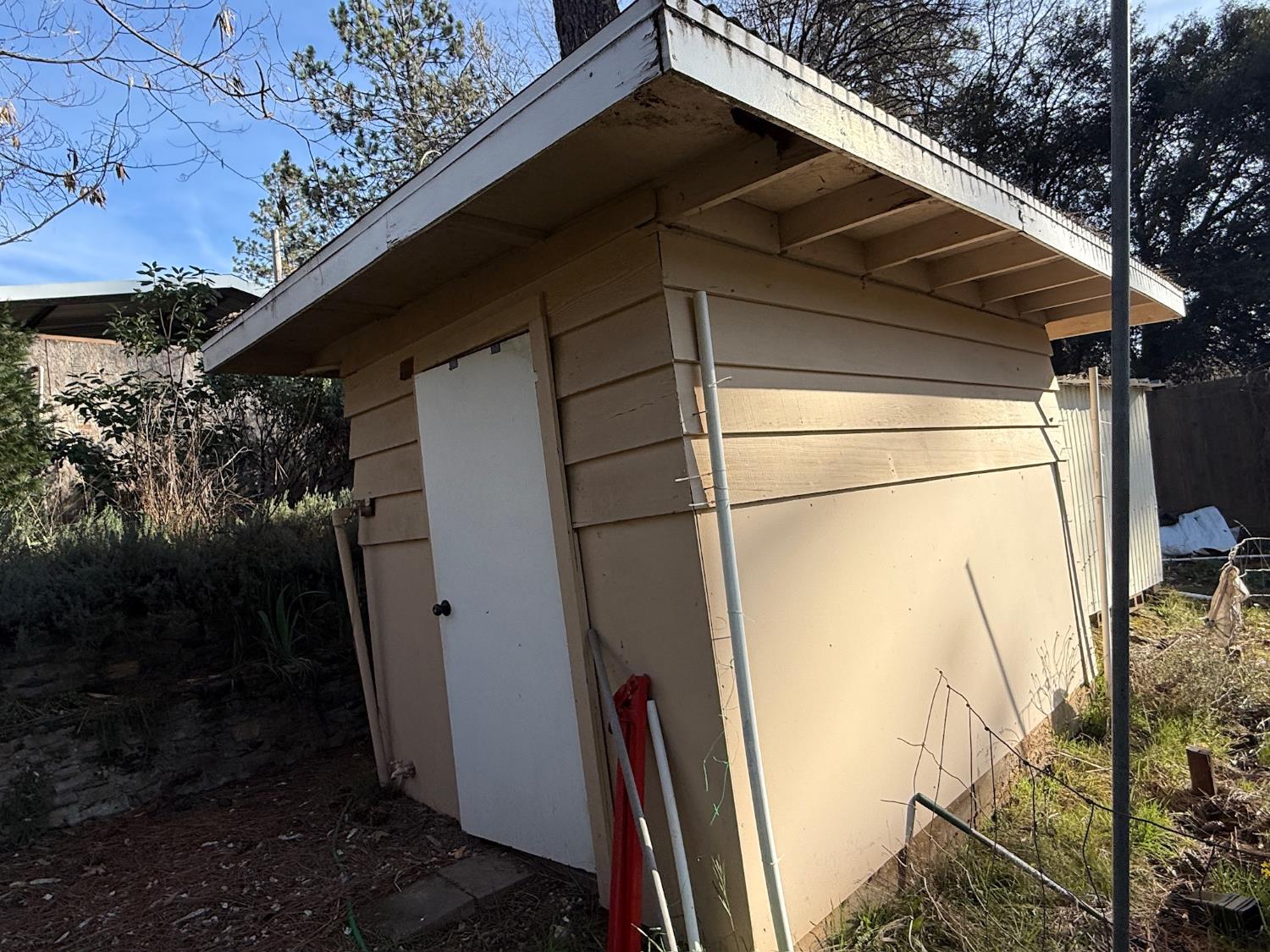 21614 Rockaway Road Nevada City, CA 95959 - Photo 43 of 56 a backyard of a house