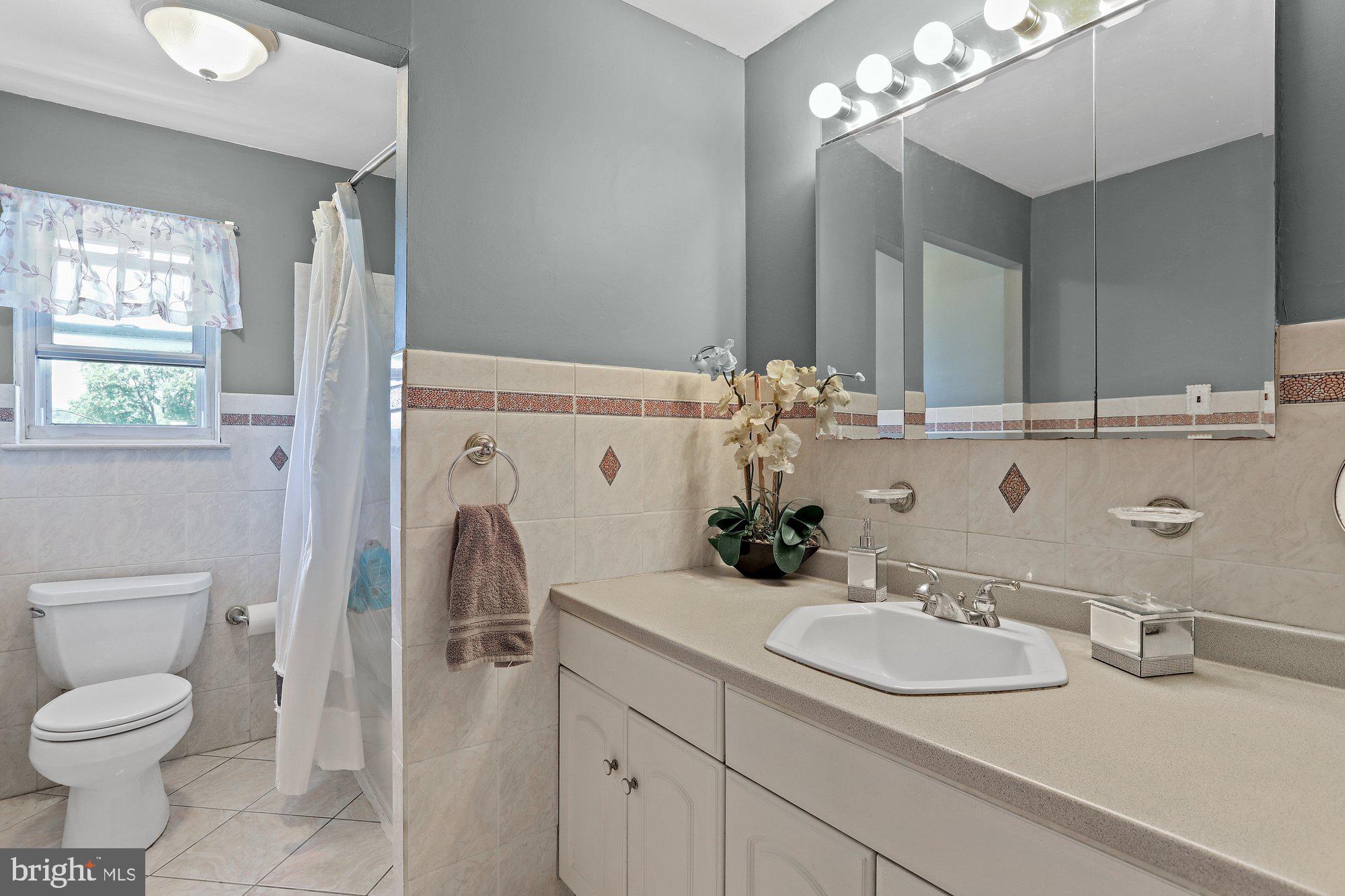 813 Hanford Road Fairless Hills, PA 19030 - Photo 22 of 35 Hall Bath