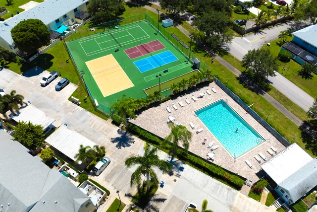 an aerial view of a tennis ground